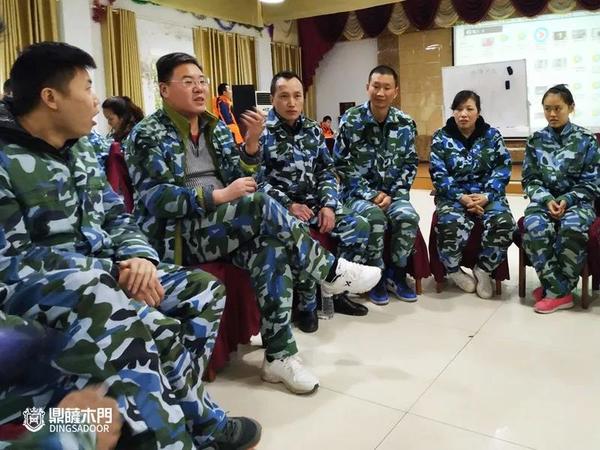 重庆鼎萨木门：总经理熊黎明带领队员对项目执行过程结合公司生产经营进行认真对比总结