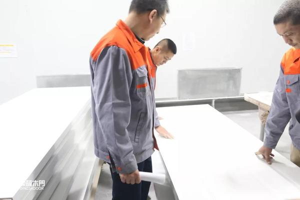 重庆鼎萨木门：认真检查每一个细节